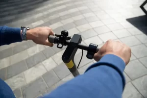 שימוש יעיל בקורקינט הגדלת טווח נסיעה